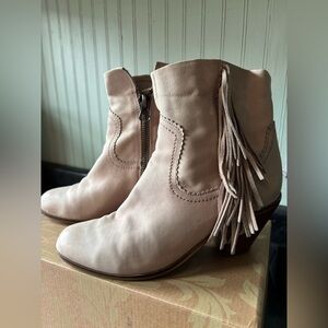 Pale dusty rose Sam Edelman Ankle Boots with Fringe, super cute Size 8.5